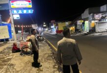 Jamin Kenyamanan Aktivitas Niaga Malam, Polsek Mandirancan Intensifkan Penjagaan Lalu Lintas Swalayan