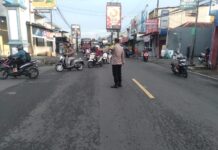 Maksimalkan Pelayanan Pagi Anggota Polsek Kramatmulya Laksanakan PH Pagi Pertebal Personel demi Kelancaran Arus Lalu Lintas di Simpang Tiga Desa Kalapagunung