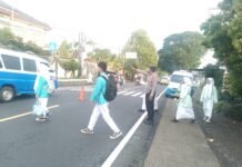 Maksimalkan Pelayanan Pagi Anggota Polsek Kramatmulya Laksanakan PH Pagi Pertebal Personel demi Kelancaran Arus Lalu Lintas di Depan SMPN 1 Kramatmulya