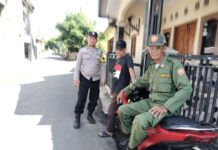 Bhabinkamtibmas Desa Kramatmulya Polsek Kramatmulya Sambangi Linmas Desa Binaan Guna untuk Deteksi Dini dan Cegah Kejahatan
