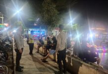 KEHADIRAN POLRI BERIKAN RASA AMAN KEPADA PENGUNJUNG YANG DATANG KE ALUN-ALUN LURAGUNG