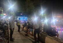 PATROLI KRYD MALAM POLSEK LURAGUNG SAMBANGI WARGA DI ALUN-ALUN LURAGUNG DAN BERIKAN HIMBAUAN KAMTIBMAS