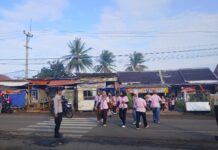 Kanit Binmas Polsek Cidahu Atur Lalu Lintas dan Bantu Karyawan PT Fashion Stitch Joshua Menyeberang Jalan