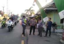 Bhabinkamtibmas Monitoring Pengamanan Hajatan Warga Desa Kapandayan, Sampaikan Himbauan Kamtibmas kepada Linmas
