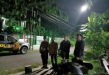 Patroli KRYD Malam Hari, Bhabinkamtibmas Polsek Ciawigebang Sambangi Warga Pamulihan dan Sampaikan Himbauan Kamtibmas