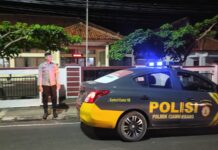 Patroli KRYD Malam Hari, Bhabinkamtibmas Polsek Ciawigebang Polres Kuningan Sambangi Kantor Kecamatan Cipicung Antisipasi Gangguan Kamtibmas