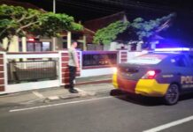 Antisipasi Pencurian Inventaris, Bhabinkamtibmas Polsek Ciawigebang Polres Kuningan Sambangi Kantor Kecamatan Cipicung Saat Patroli KRYD Malam Hari