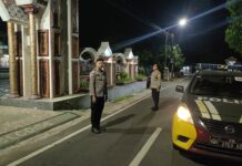 Patroli KRYD Malam, Bhabinkamtibmas Polsek Ciawigebang Sambangi Desa Sukaraja Antisipasi C3 dan Gangguan Kamtibmas