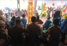 Bhabinkamtibmas Polsek Ciawigebang Bersama Pol PP Kawal Kelancaran Hiburan Burok MJM di Desa Cihirup