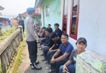 Kanit Propam Polsek Ciwaru Sambangi Warga, Sampaikan Pesan Kamtibmas dan Jalin Kedekatan dengan Masyarakat