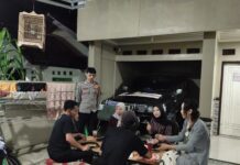 ANGGOTA POLSEK SUBANG SAMBANGI WARGA SAAT PATROLI, CEGAH GANGGUAN KAMTIBMAS.