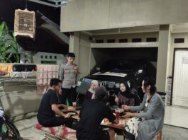 ANGGOTA POLSEK SUBANG SAMBANGI WARGA SAAT PATROLI, CEGAH GANGGUAN KAMTIBMAS.