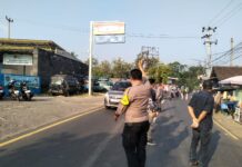 Bhabinkamtibmas Desa Kapandayan Laksanakan Pengamanan dan Pengaturan Lalu Lintas di Hajatan Warga Binaan
