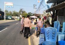 Bhabinkamtibmas Desa Kapandayan Amankan dan Atur Lalu Lintas di Hajatan Warga Binaan