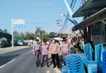 Hadir di Tengah Masyarakat, Bhabinkamtibmas Kapandayan Laksanakan Pengamanan dan Pengaturan Lalu Lintas di Hajatan Warga Binaan