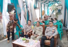 Jaga Kondusivitas, Bhabinkamtibmas Polsek Ciawigebang Bersama Satpol PP Kecamatan Ciawigebang Laksanakan Pengamanan Hajatan Warga di Desa Ciomas