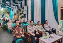 Bhabinkamtibmas Polsek Ciawigebang Bersama Satpol PP Kecamatan Ciawigebang Amankan Hiburan Masyarakat di Desa Ciomas