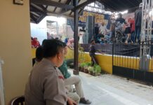 Bhabinkamtibmas Polsek Ciawigebang Bersama Pol PP Kecamatan Ciawigebang Laksanakan Pengamanan Hajatan Warga di Desa Cihirup