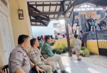 Sinergitas Bhabinkamtibmas Polsek Ciawigebang dan Satpol PP Kecamatan Ciawigebang Jaga Keamanan Hiburan Masyarakat di Desa Cihirup