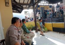 Hadir Berikan Rasa Aman, Bhabinkamtibmas Polsek Ciawigebang dan Pol PP Kecamatan Ciawigebang Kawal Hiburan Dangdut di Desa Cihirup