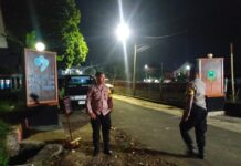 Cegah Gangguan Kamtibmas, Bhabinkamtibmas Polsek Ciawigebang Gelar Patroli KRYD Malam Hari di Desa Karoya