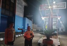 Sambangi Penjaga Malam, Bhabinkamtibmas Polsek Ciawigebang Sampaikan Imbauan Kamtibmas di Perum Graha Mutiara Desa Sidaraja Saat Patroli KRYD Malam Hari