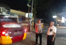 Bhabinkamtibmas Polsek Ciawigebang Hadir di Tengah Masyarakat, Berikan Imbauan Kamtibmas kepada Penjaga Malam Perum Graha Mutiara Desa Sidaraja Saat Patroli KRYD Malam Hari