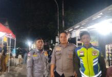 Bhabinkamtibmas Kapandayan Sambangi Linmas yang Bertugas Amankan Hajatan Warga Binaan Pada Malam Hari, Sampaikan Himbauan Kamtibmas