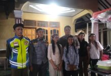 Bhabinkamtibmas Kapandayan Sambangi Linmas yang Bertugas Amankan Hajatan Warga Binaan Pada Malam Hari