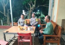 Patroli KRYD Malam Hari, Bhabinkamtibmas Polsek Ciawigebang Sambangi Warga Desa Mekarjaya dan Sampaikan Imbauan Kamtibmas