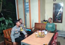 Patroli KRYD Malam Hari, Bhabinkamtibmas Polsek Ciawigebang Sambangi Warga Desa Mekarjaya