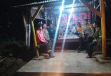 Patroli KRYD Malam Hari, Bhabinkamtibmas Polsek Ciawigebang Sambangi Warga Jaga Pos Ronda di Desa Mekarjaya
