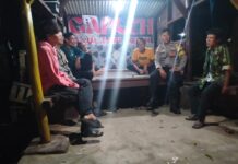 Jaga Kondusifitas Wilayah, Bhabinkamtibmas Polsek Ciawigebang Sambang Warga Jaga Pos Ronda di Desa Mekarjaya Saat Patroli KRYD Malam Hari