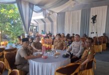 PS. Panit 2 Samapta Polsek Ciawigebang Polres Kuningan Jalin Kedekatan dengan Warga Desa Cijagamulya Melalui Kehadiran di Acara Hajatan