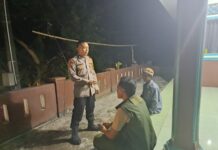 Bhabinkamtibmas Polsek Ciwaru Sampaikan Imbauan Kamtibmas kepada Warga pada Sambang Malam Hari
