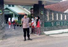 ANGGOTA POLSEK SUBANG GELAR PH PAGI, WUJUDKAN KAMTIBCAR LANTAS DI LINGKUNGAN SEKOLAH.