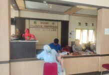 Bhabinkamtibmas Desa Sidaraja Monitoring Pendaftaran Calon Kepala Dusun Manis