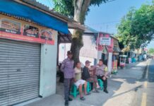Bhabinkamtibmas Kapandayan Sambangi Linmas dan Warga Dusun Manis, Sampaikan Himbauan Kamtibmas