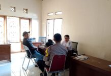 Bhabinkamtibmas Sidaraja Dampingi Pelayanan Warga di Balai Desa, Wujudkan Pelayanan Prima kepada Masyarakat