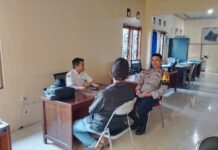 Bhabinkamtibmas Desa Sidaraja Dampingi Pelayanan Warga di Balai Desa
