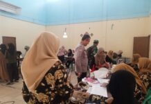 Bhabinkamtibmas dan Babinsa Desa Pamulihan Monitoring Kegiatan Posyandu di Balai Desa