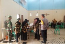 Sinergitas TNI-Polri, Bhabinkamtibmas dan Babinsa Desa Pamulihan Pantau Pelaksanaan Posyandu di Balai Desa