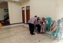 Dukung Program Kesehatan Masyarakat, Bhabinkamtibmas Desa Pamulihan Monitoring Posyandu di Balai Desa