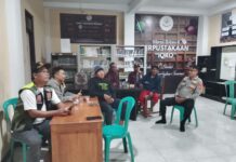 Perkuat Sinergitas, Bhabinkamtibmas Polsek Ciawigebang Sambangi Perangkat Desa dan Linmas Desa Muncangela Saat Patroli KRYD Malam Hari