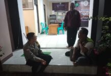 Bhabinkamtibmas Desa Muncangela Sambangi Perangkat Desa dan Linmas Saat Jaga Malam di Balai Desa, Sampaikan Himbauan Kamtibmas