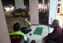 Bhabinkamtibmas Desa Muncangela Sambangi Perangkat Desa dan Linmas Saat Jaga Malam di Balai Desa