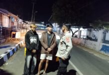 Patroli KRYD Malam Hari, Bhabinkamtibmas Polsek Ciawigebang Sambangi Warga Desa Muncangela dan Sampaikan Himbauan Kamtibmas