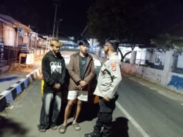 Patroli KRYD Malam Hari, Bhabinkamtibmas Polsek Ciawigebang Sambangi Warga Muncangela dan Sampaikan Himbauan Kamtibmas