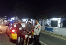 Patroli KRYD Malam Hari, Bhabinkamtibmas Polsek Ciawigebang Sambangi Warga Desa Muncangela