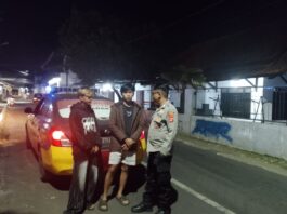 Patroli KRYD Malam Hari, Bhabinkamtibmas Polsek Ciawigebang Sambangi Warga Muncangela